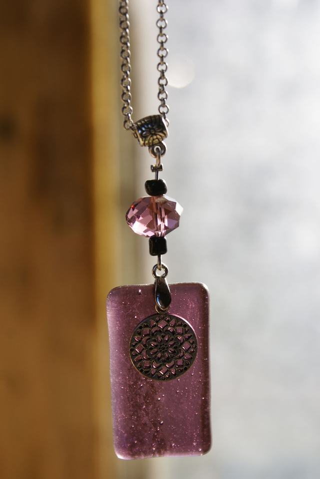 Pendentif en verre prune et chaîne couleur argent.