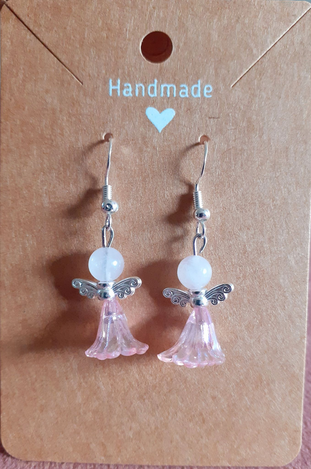 BOUCLES D OREILLE ANGE EN ROBE ROSE AVEC QUARTZ ROSE