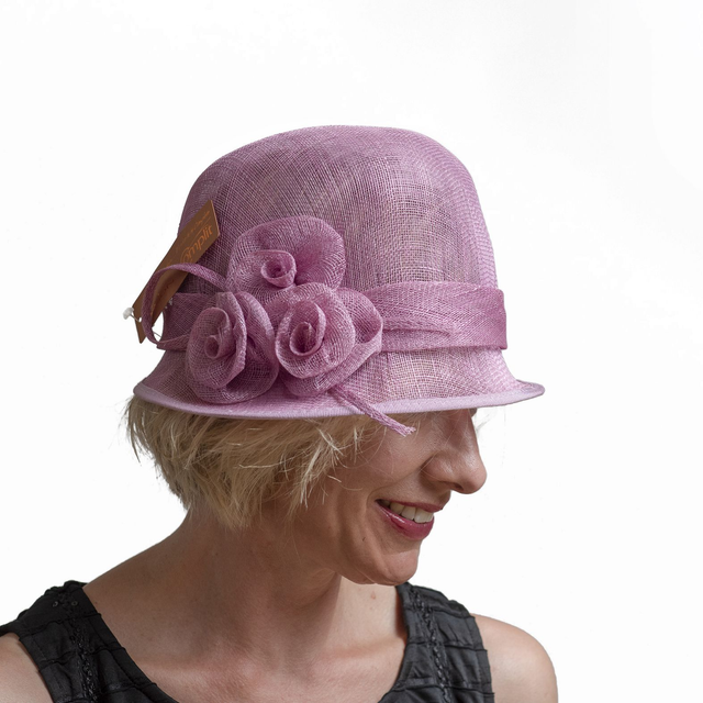 Uusi juhlahattu - hillitty roosa hattu kolmella kukalla