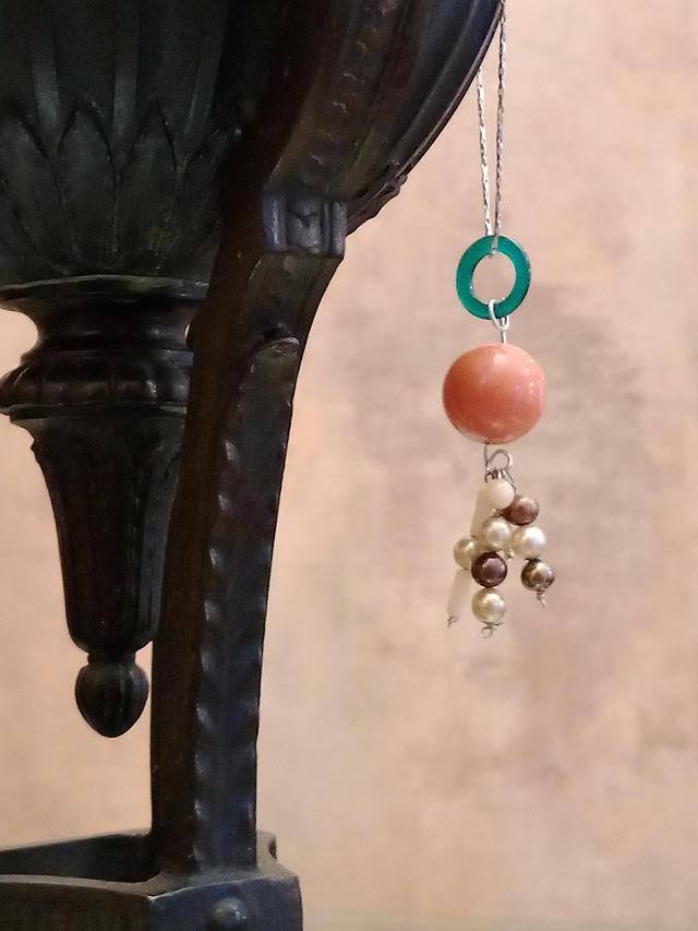 Pendentif corail, perle de culture,agate verte, vermeil, argent.