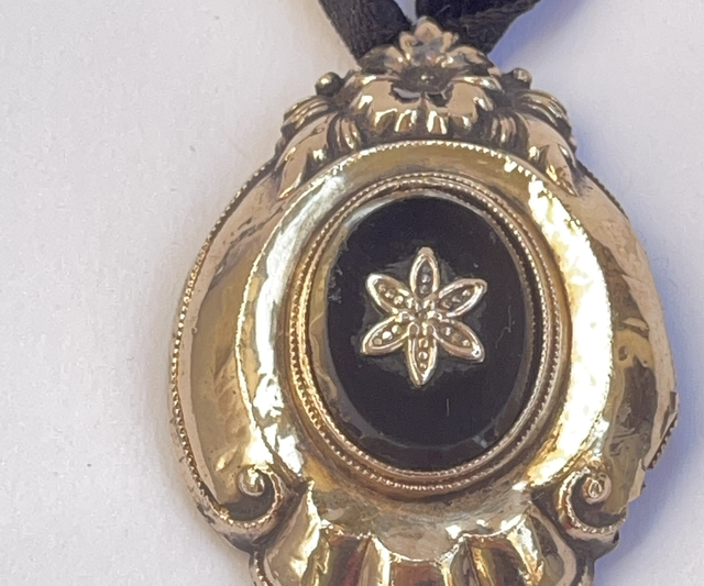 Biedermeier Amulett Kettenanhänger Onyx / gold