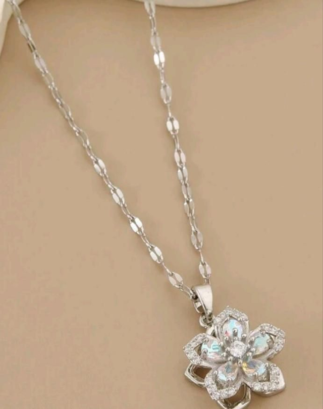 Collier Pendentif Rotatif « Flower Infinity Roll » – Édition Cristaux en Acier Inoxydable

