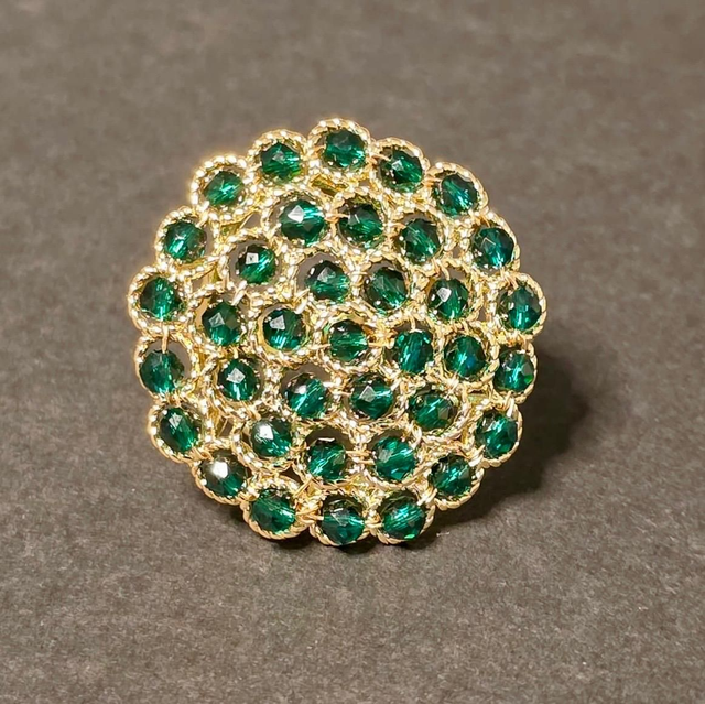 Base in bronzo placcato oro 24k, inserti in cristallo naturale verde foresta.