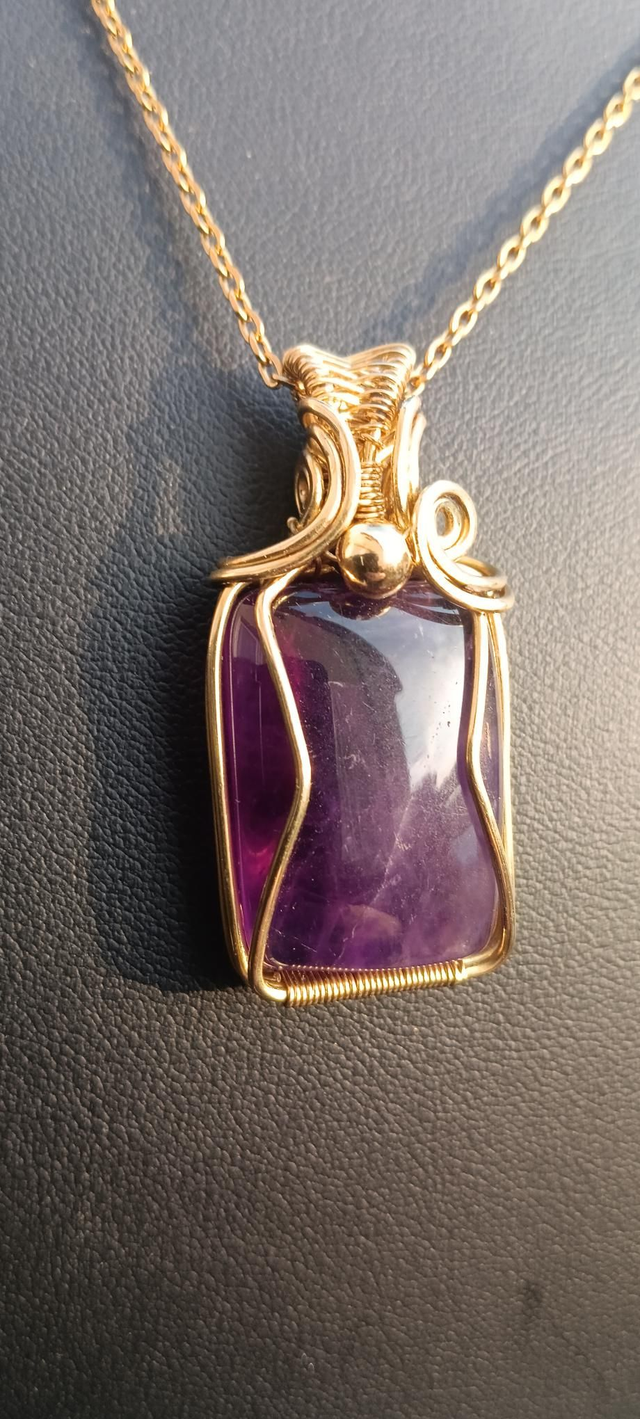 Pendentif en laiton doré et amathyste 