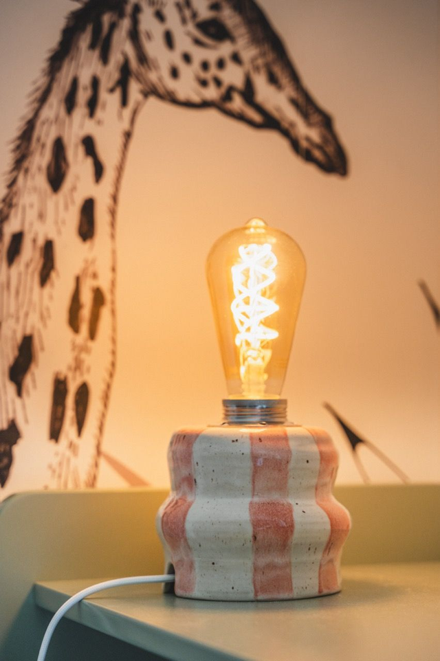 Lampe blanc tacheté avec rayures roses 🩷💡