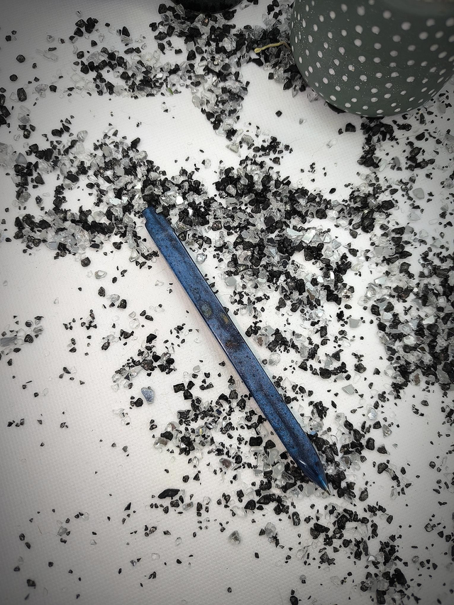 Crayon bleu nuit nacré incrusté de pétales de rose (encre noire)