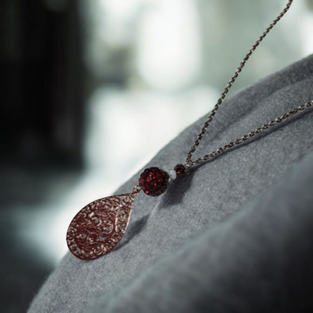 Collier acier inoxydable et cristal rouge bordeaux