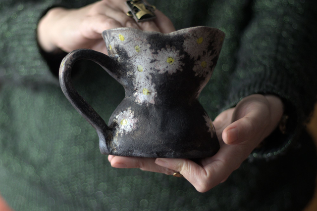 Mug corset en raku, pâquerettes