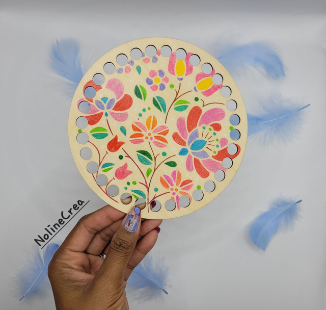 Base en bois rond 15cm pré percé dessin mandala fleurs couleurs