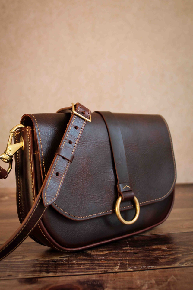 "LUNE" - Sac crossbody pour femme en cuir tannage végétal - couleur ébène