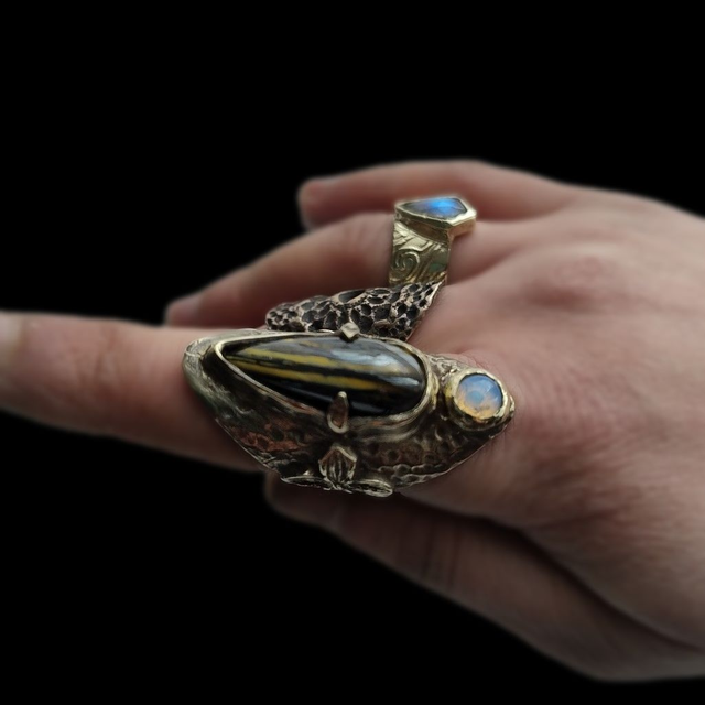 Bague massive antique avec tigre de fer et opalite LEIA&amp;CO