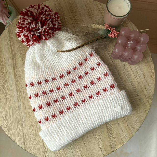 Bonnet blanc, rose et rouge – Fait main en Haute-Savoie
