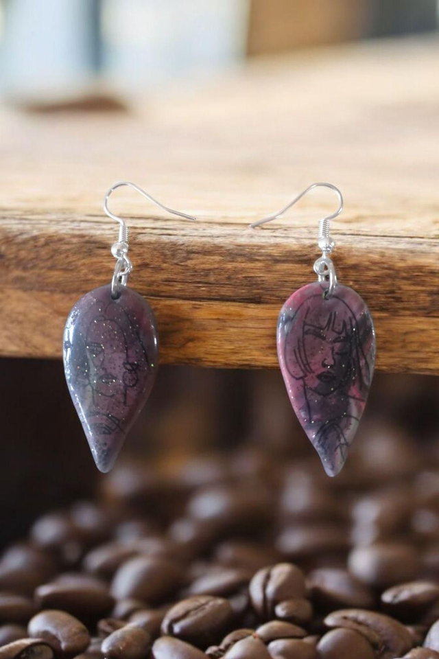 Boucles d&#039;oreilles en pâte polymère et finition en résine uv 