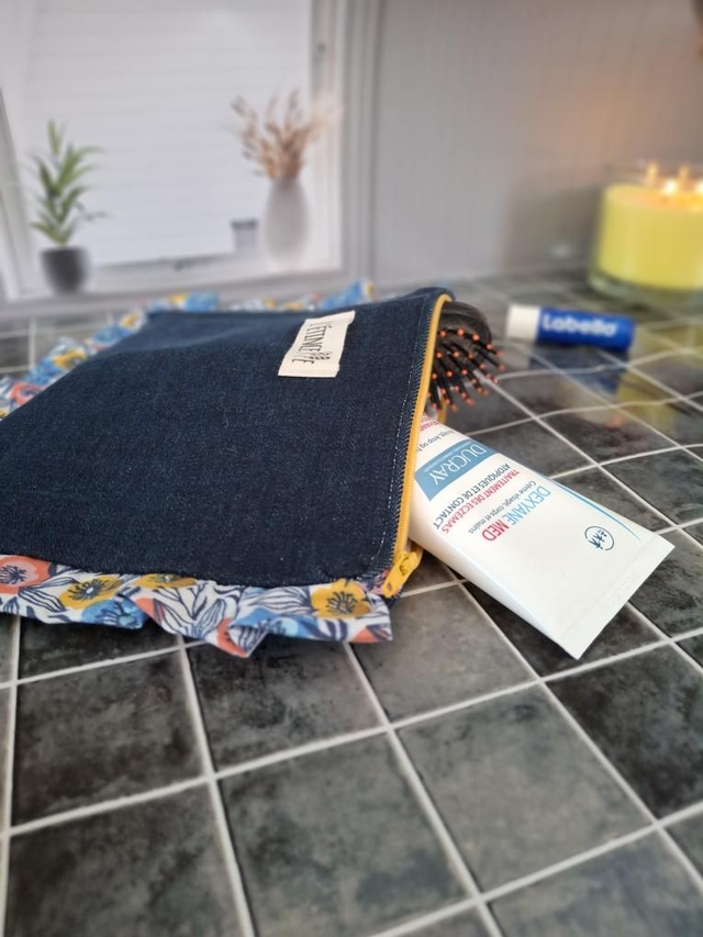 Trousse à froufrous - Jeans x Fleurs colorées