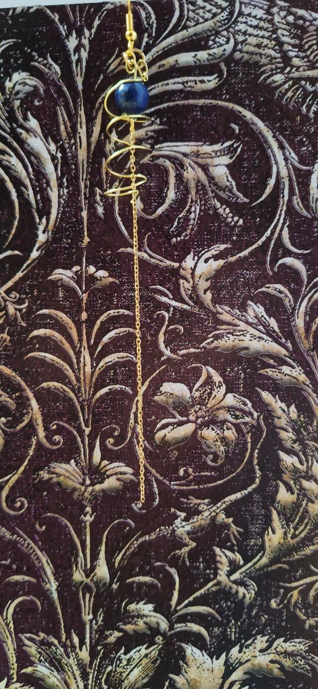 Fated heart in gold with Lapis lazuli, single earring