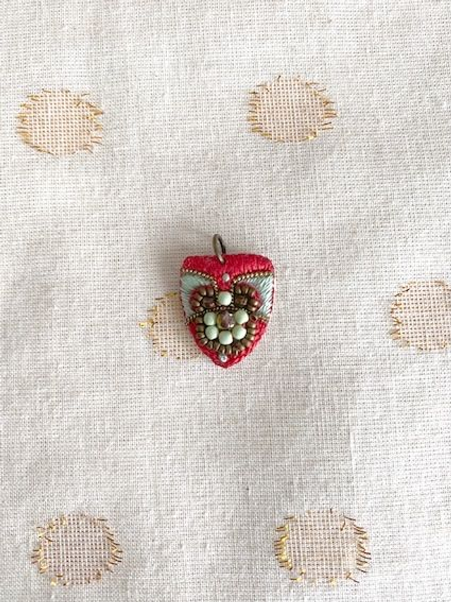 Mini pendentif flèche rouge