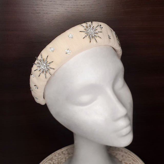 Tiara joya artesanal “Astrid” bordada con estrellas y flores sobre tul marfil