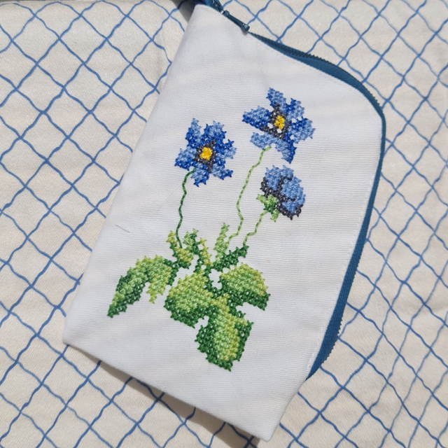 Liten necessär med korsstygnsbroderi