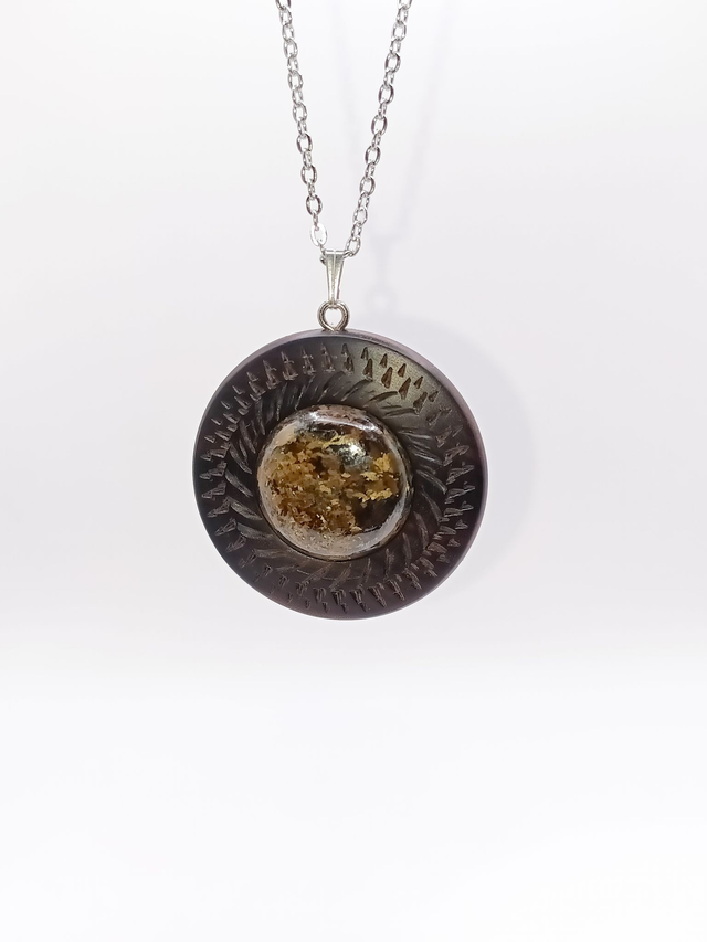 Collier bois de Palissandre Santo texturé, cœur de Bronzite chaleureuse