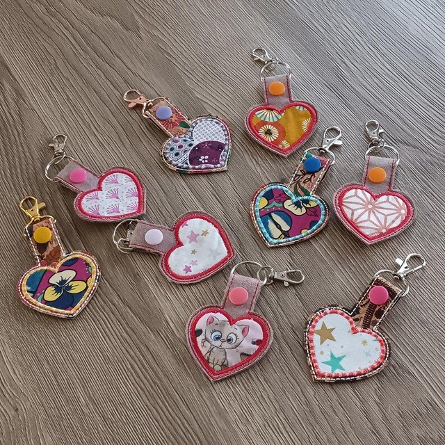 Porte-clés cœur brodé en liège, simili cuir et tissu – Création artisanale