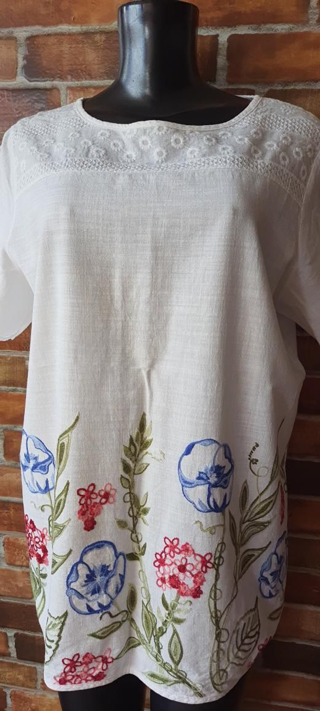 Blusa Fem, Detalhes Bordados, T/Gg. OBS: Usada Super Conservada.  Manga Curta