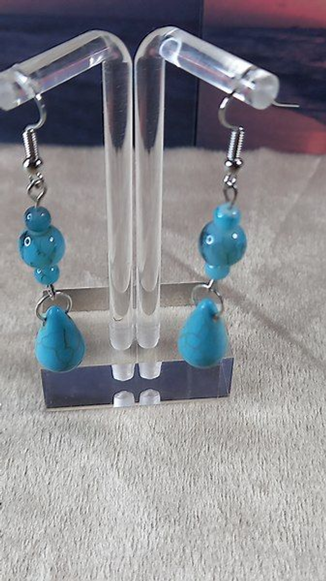 boucles d’oreilles turquoise, perles turquoise naturelles, bijoux artisanaux femme, acier inoxydable, boucles bleu lagon