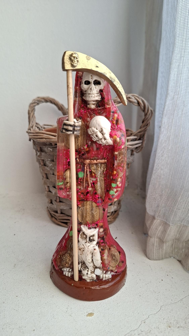 Statue Santa Muerte rose transparente 