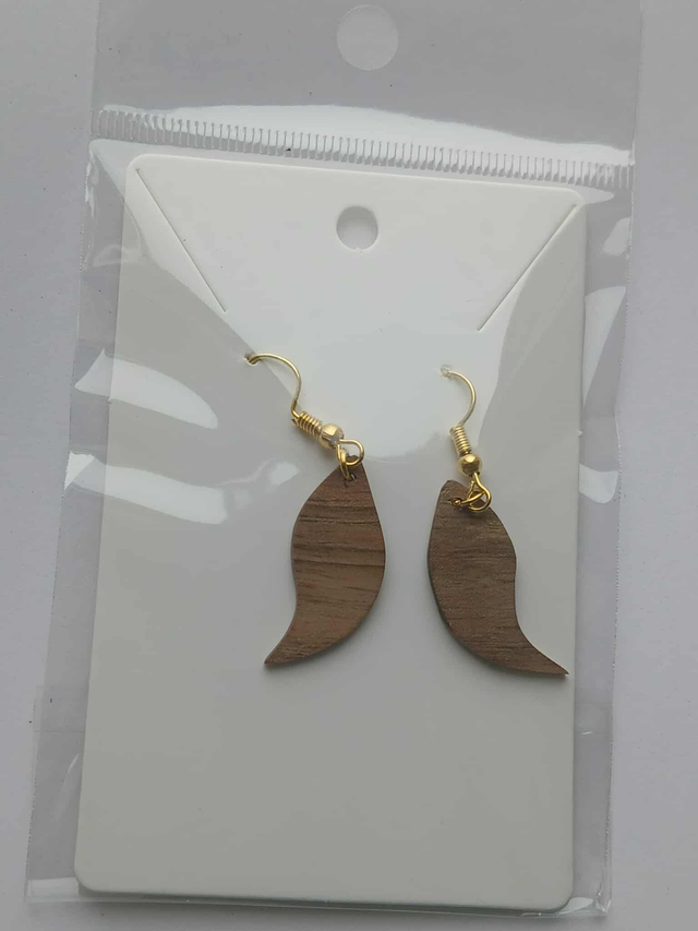 Boucles d’oreilles goutte déviée en noyer – bijou artisanal en bois