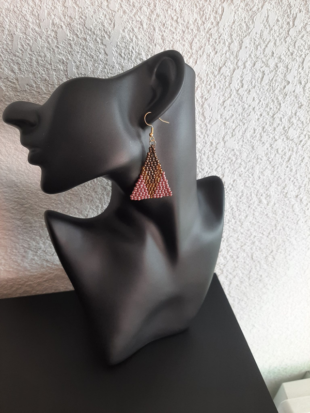 boucle d&#039;oreilles triangle en perle rocaille marron bronze