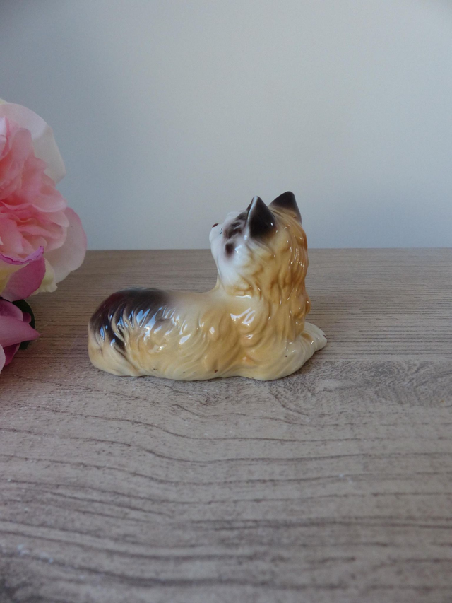 Figurine chat angora allongé en céramique vintage – petit félin marron et beige aux yeux doux – décoration rétro maison intérieur chaleureux