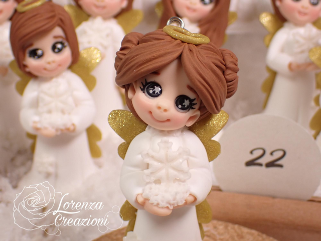 Angioletto del Natale 2025 n°22  con fiocco di neve, modellato e dipinto a mano. Pezzo unico, da collezione, firmato e numerato. Made in Italy, made in Treviso, Lorenza Creazioni.
