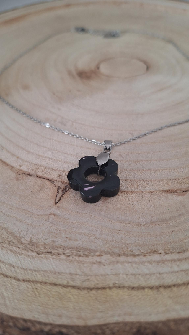 Collier argenté fleur noir/feuille rose 