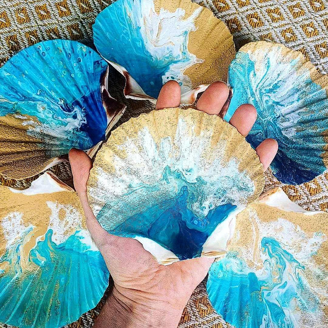 "Beachy blue" scallop shell dish