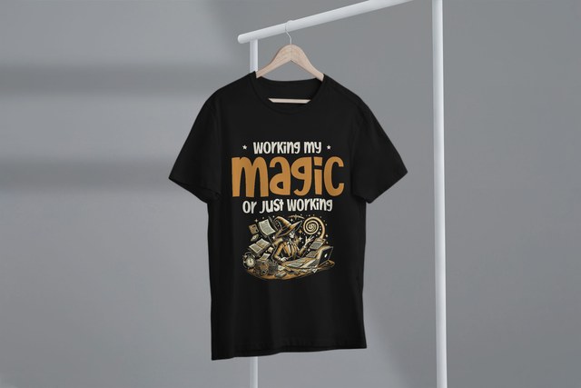 Working My Magic Or Just Working, Halloween Humor. Meine Magie bearbeiten oder einfach nur arbeiten, Halloween-Humor