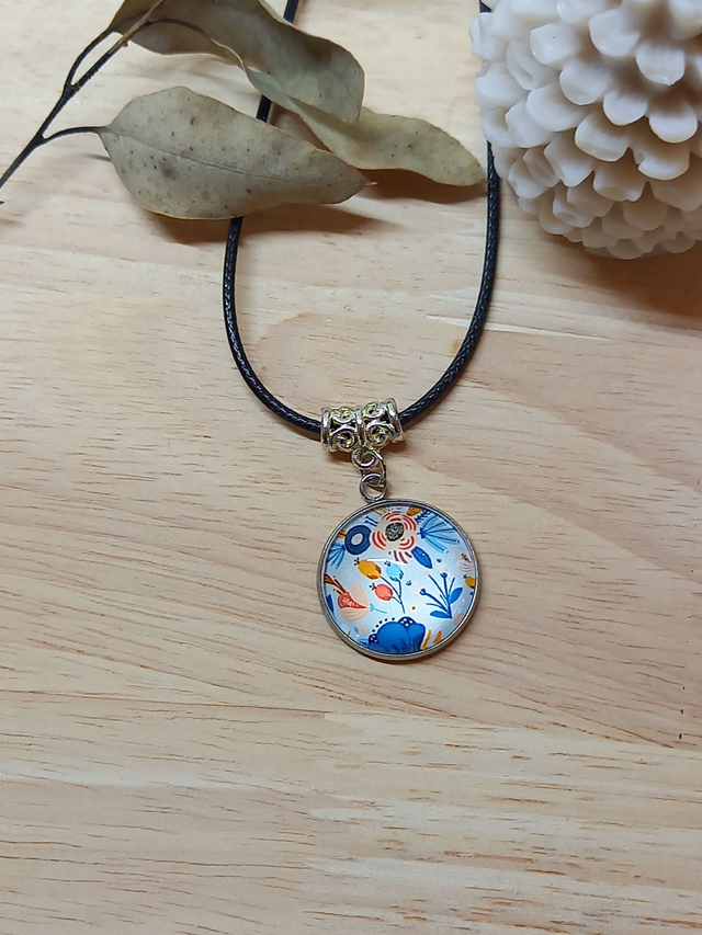 Collier Cabochon image fleur - fond bleu clair  / cordon noir avec fermoir argenté 