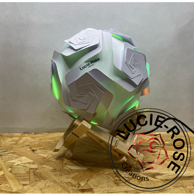 Lampe boule florale en papier découpé et bois