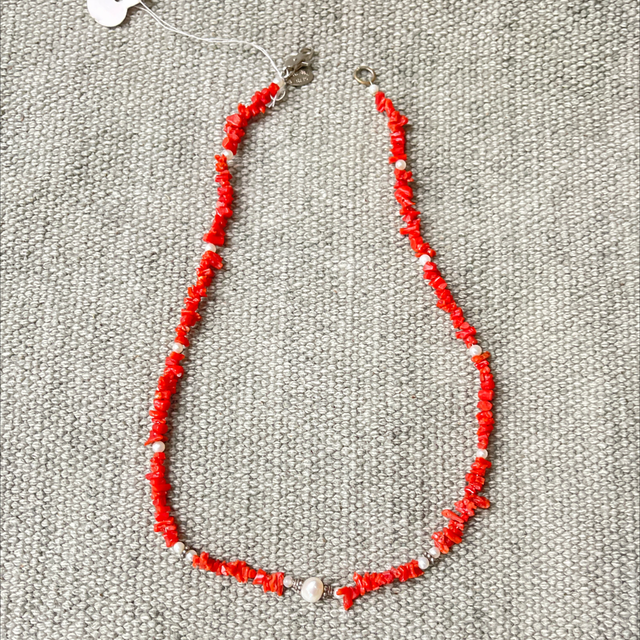 Korallen Collier mit Perlen und Silberelementen 