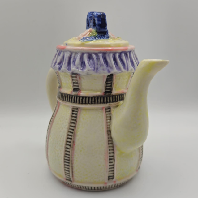 Petite théière à froufrous