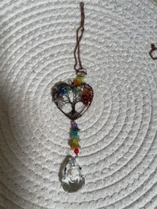 Suspension en cristal et cœur de pierres multicouleurs sur arbre de vie 