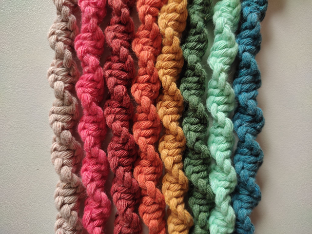 Attache-tétine torsadé