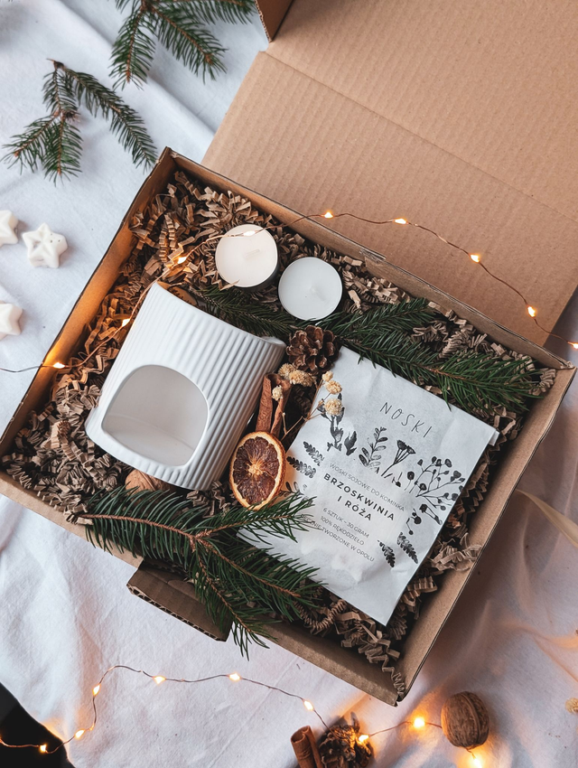 Świąteczny zestaw prezentowy | Biały kominek i 1 x wosk zapachowy 