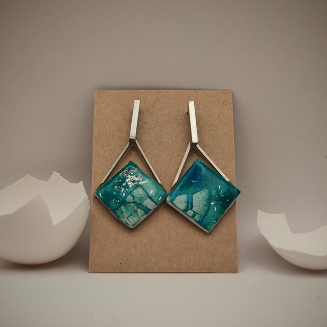 Boucle d'oreille en coquilles d'œufs teintées