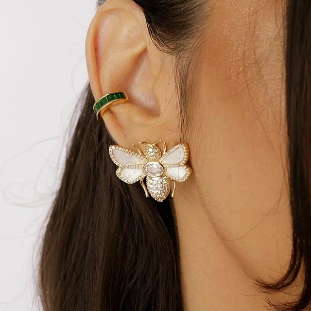 Brinco Abelha Cravejado e Madrepérola - Ouro