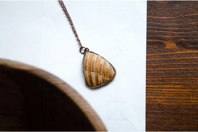 Collana in bronzo con frammento di conchiglia