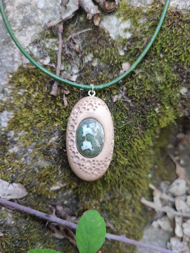 Pendentif en Bois d'Érable Sycomore, Agate Mousse et Cordon Cuir