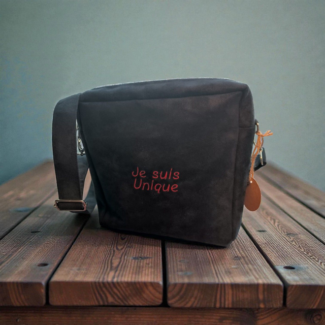 Sac besace en suédine noire simili cuir avec broderie "Je suis unique"
