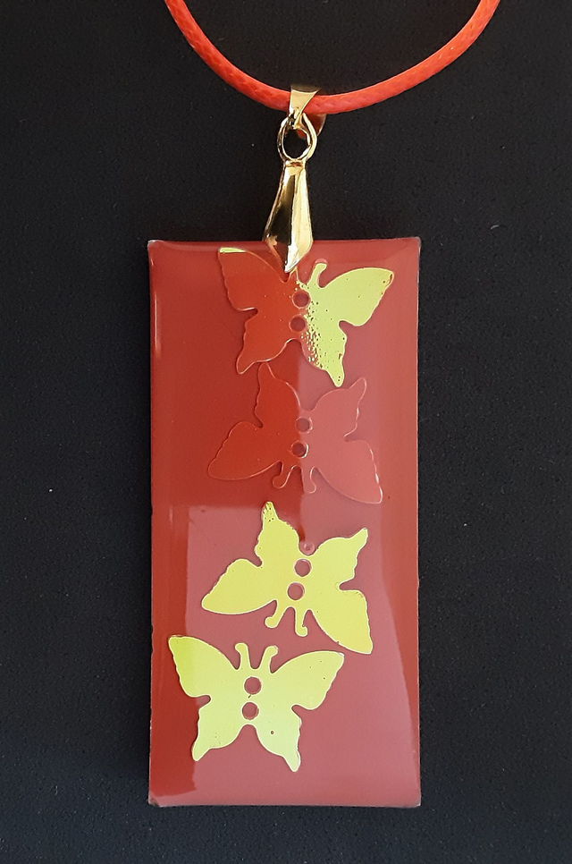 Pendentif grand rectangle collectionMouna paillette couleur coquelicot et papillons scintillants