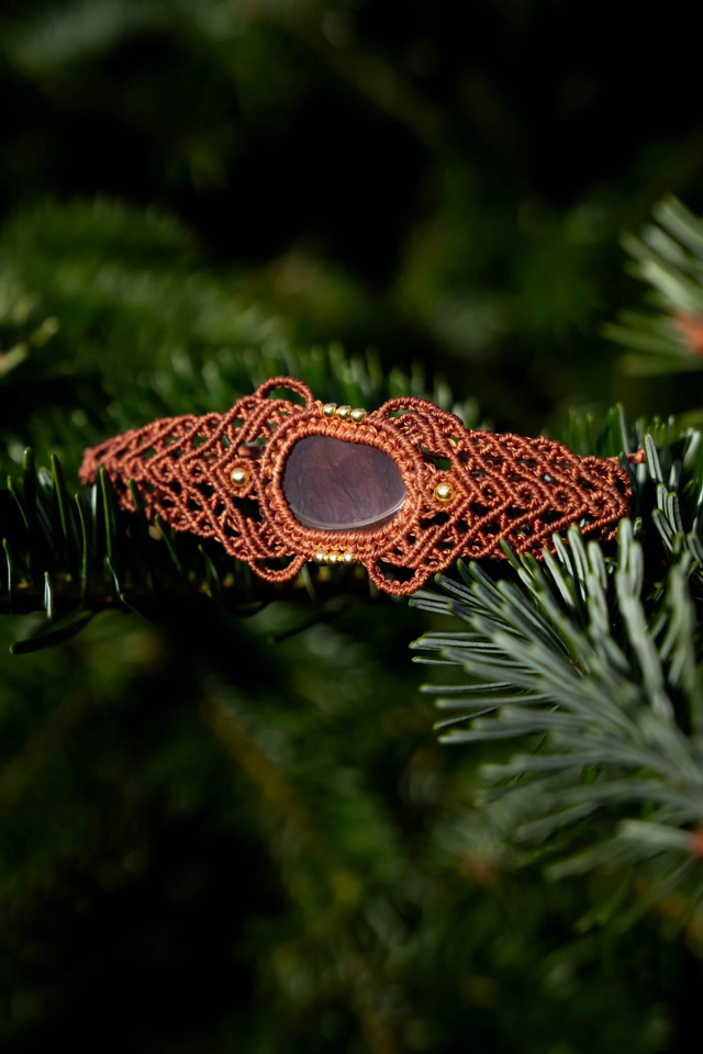 Manchette en micro-macramé avec pierre Cornaline