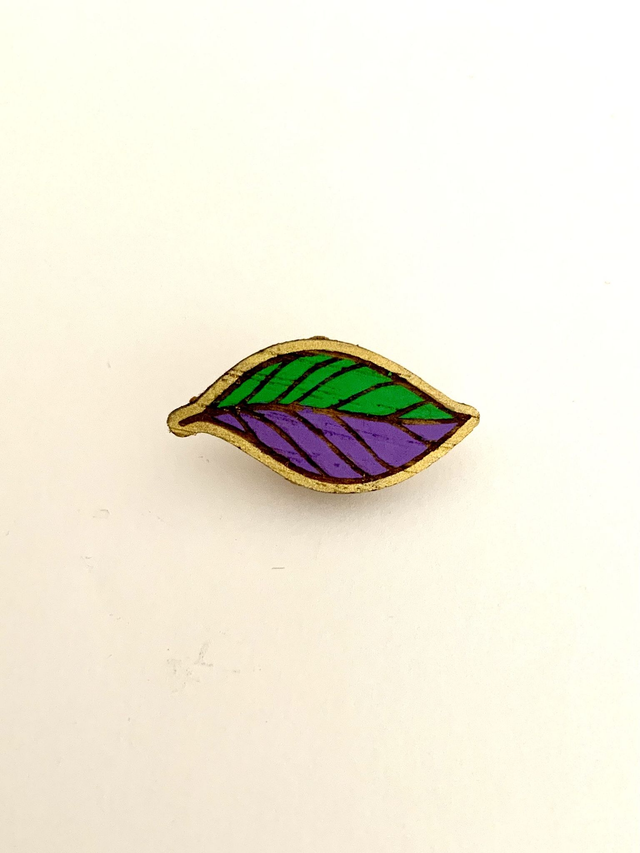Pin’s « feuille écoféministe »