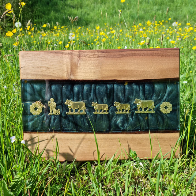 Servierbrett „Appenzeller Tradition“ – Nussbaum & Epoxy mit Chüeligurt-Emblemen
